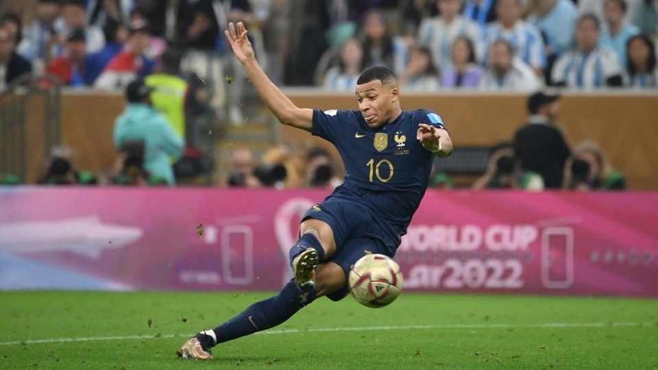 L'attaccante francese #10 Kylian Mbappe colpisce la palla per segnare il secondo gol &nbsp;