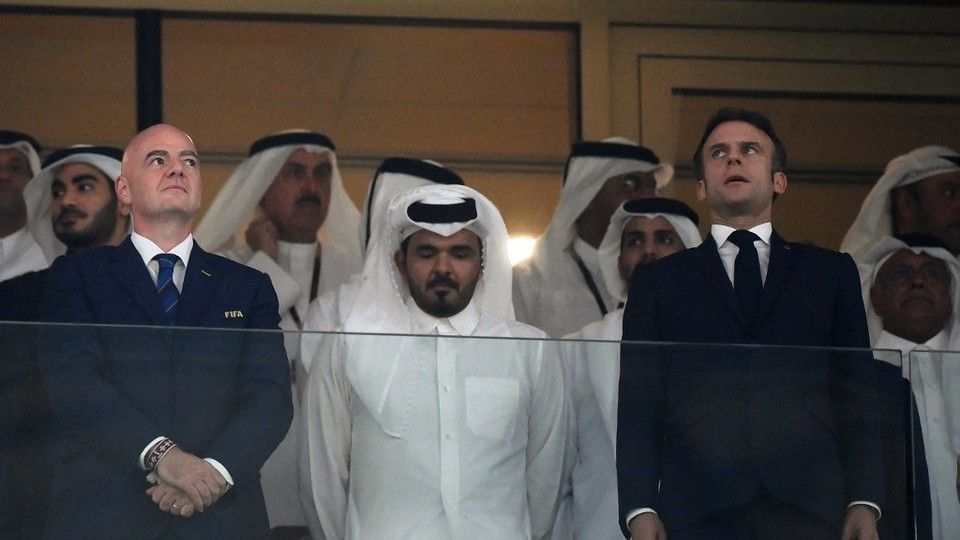 Il presidente francese Emmanuel Macron canta l'inno nazionale accanto al presidente della FIFA Gianni Infantino&nbsp;