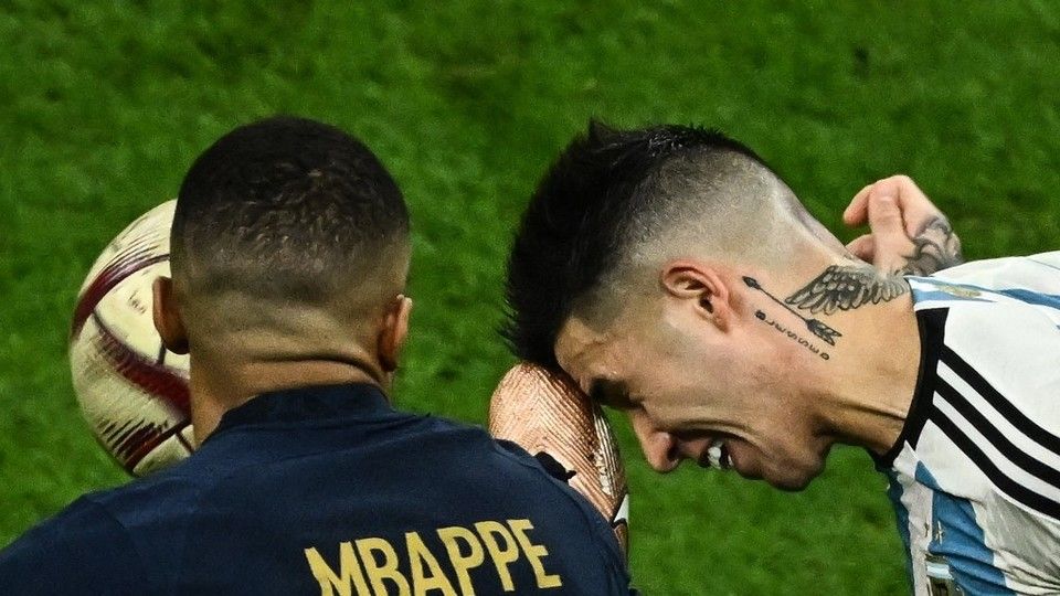 L'attaccante francese Kylian Mbappe prende a calci in testa il centrocampista argentino
