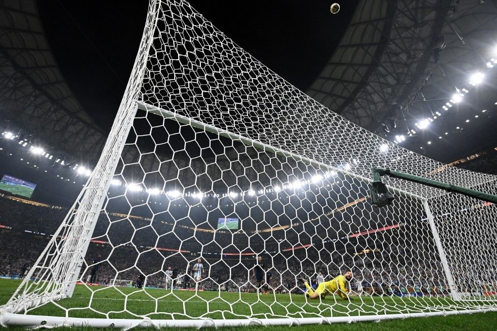 Il portiere francese Hugo Lloris si tuffa per salvare un gol&nbsp;