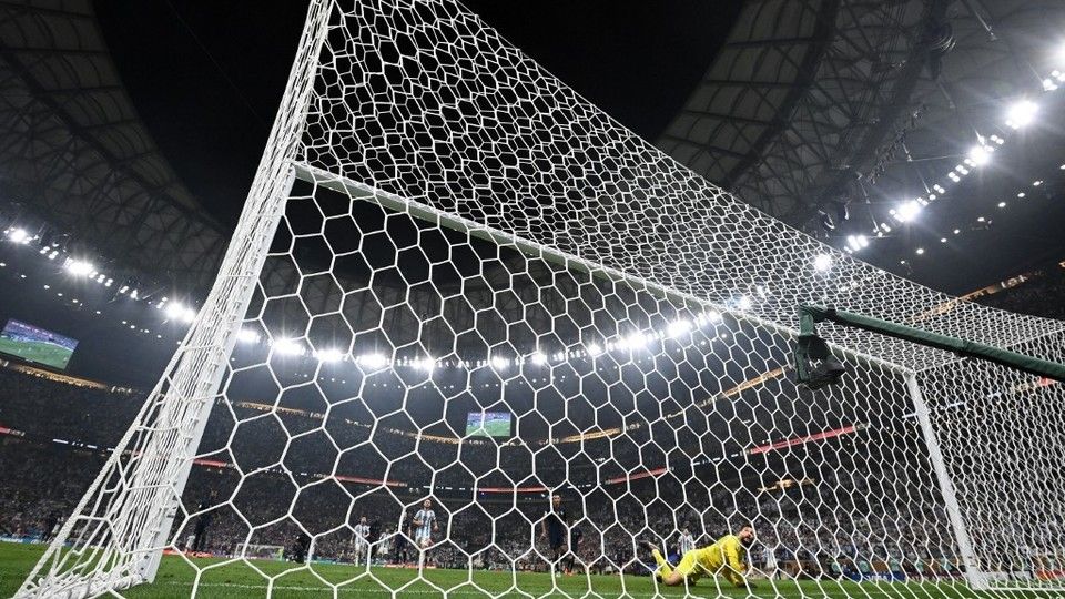 Il portiere francese Hugo Lloris si tuffa per salvare un gol&nbsp;