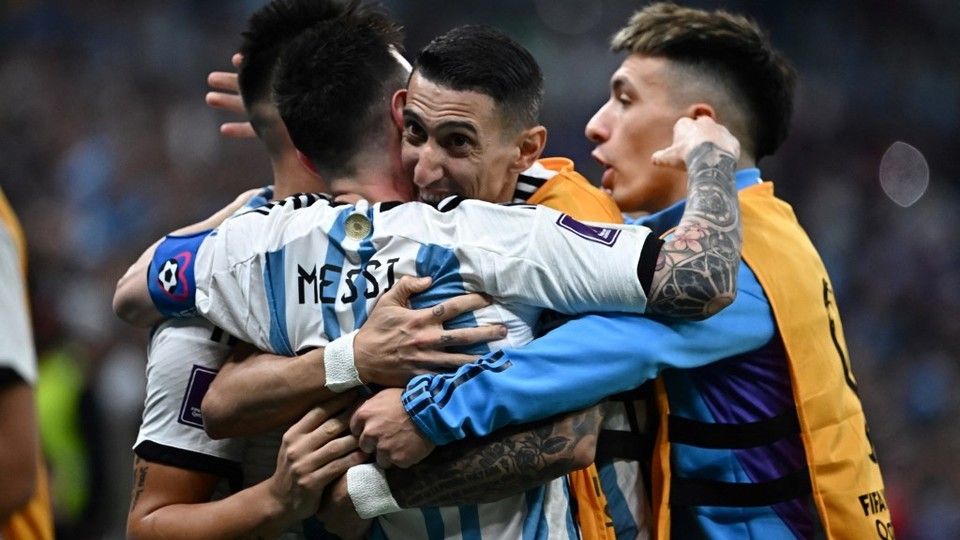L'attaccante argentino Lionel Messi festeggia con i compagni di squadra dopo aver segnato il terzo gol &nbsp;