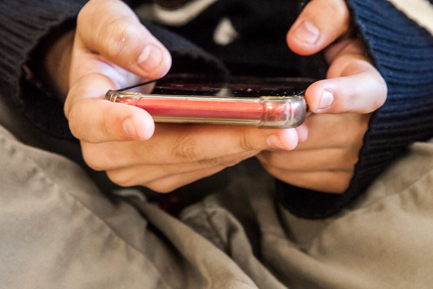 Una ragazza con lo smartphone &nbsp;