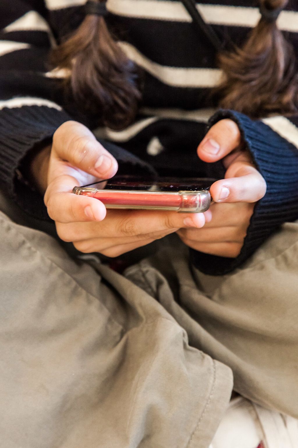 Una ragazza con lo smartphone &nbsp;