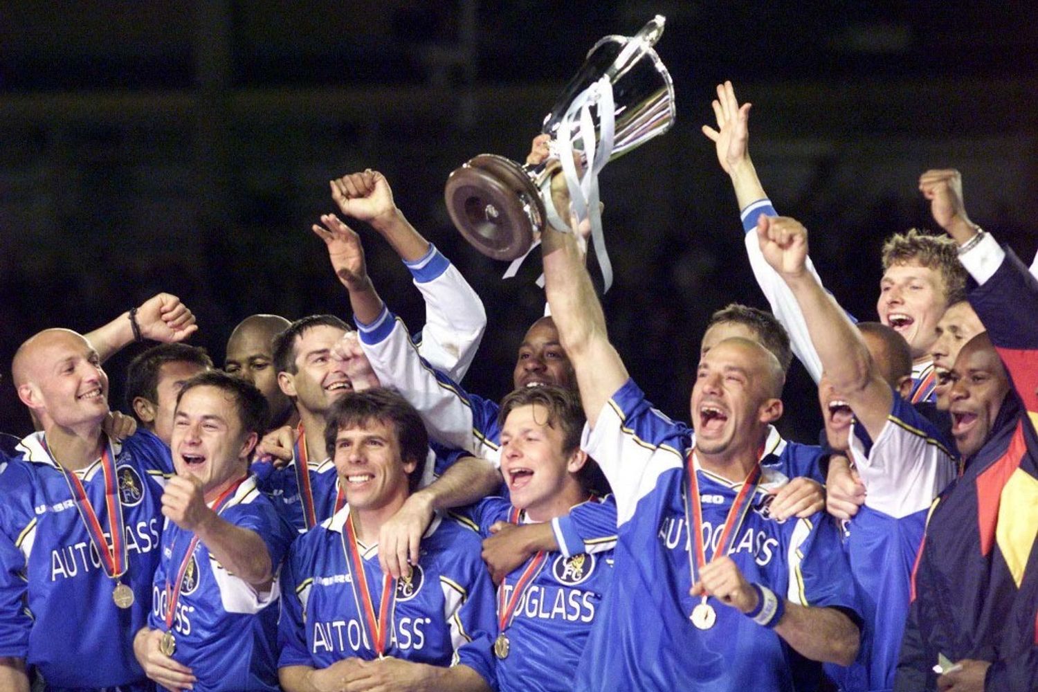 L'allenatore del Chelsea Gianluca Vialli solleva la coppa&nbsp;