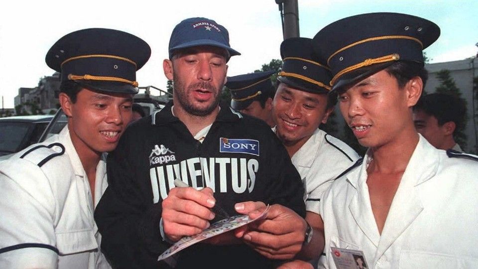 Il calciatore della Juventus Vialli Gianluca &egrave; circondato dai dipendenti dell'hotel Hanoi Bao Son&nbsp;