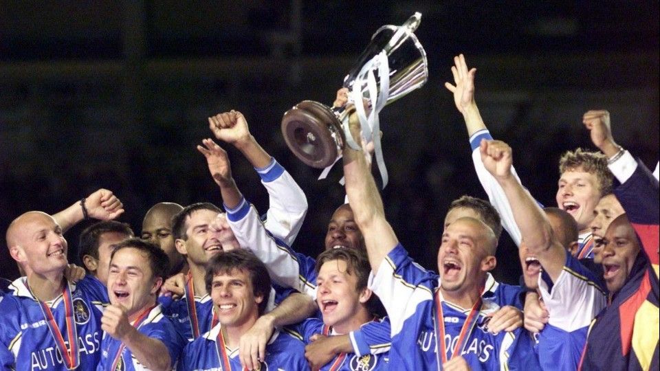 L'allenatore del Chelsea Gianluca Vialli solleva la coppa&nbsp;