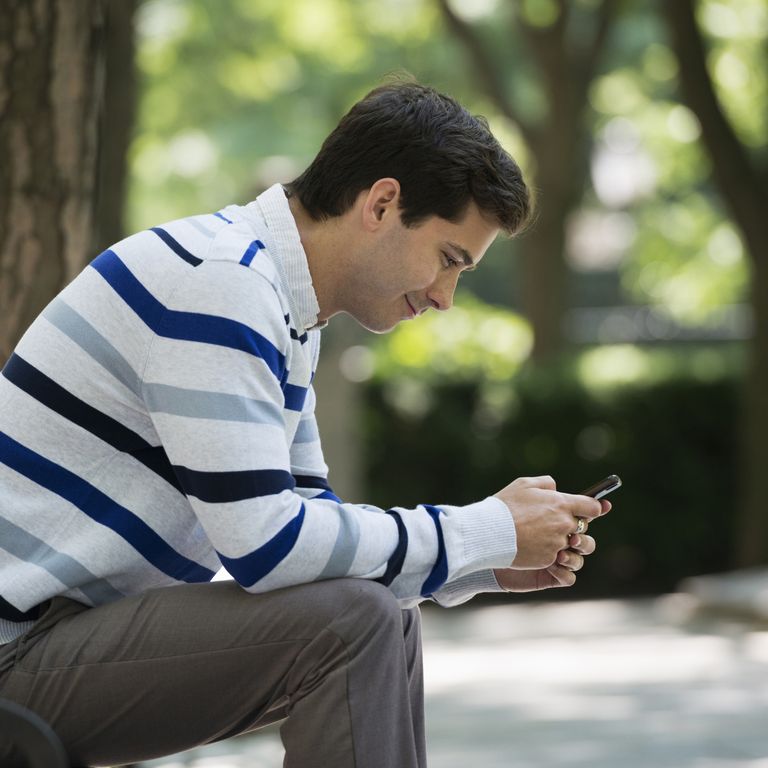 Un ragazzo con uno smartphone