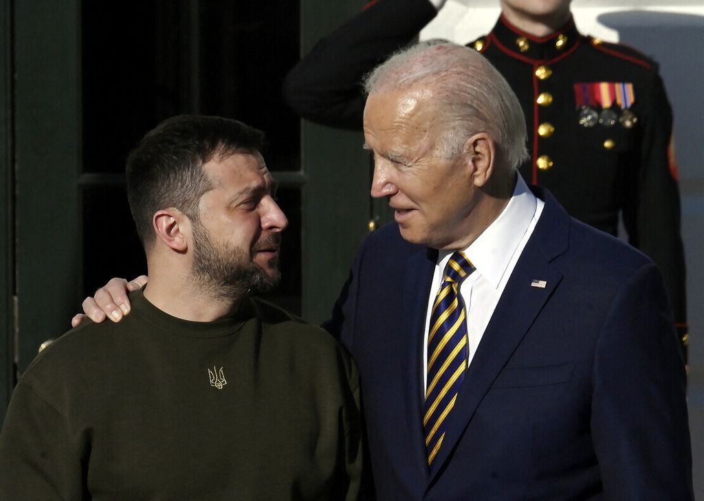 Il presidente degli Stati Uniti Joe Biden d&agrave; il benvenuto al leader ucraino Volodymyr Zelensky&nbsp;