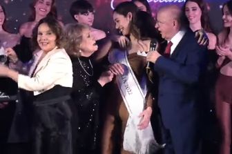 Lavinia Abate nel momento della proclamazione come Miss Italia 2022