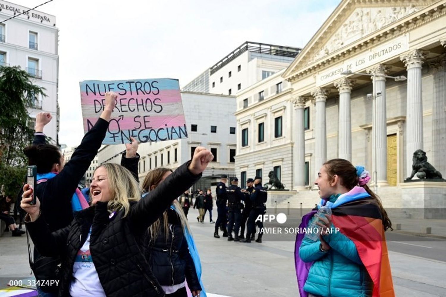 Manifestanti davanti al parlamento spagnolo&nbsp;