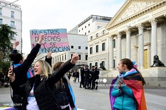 Manifestanti davanti al parlamento spagnolo&nbsp;