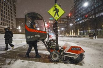 Un operatore manovra una fresa spazzaneve nell'aeroporto di Chicago