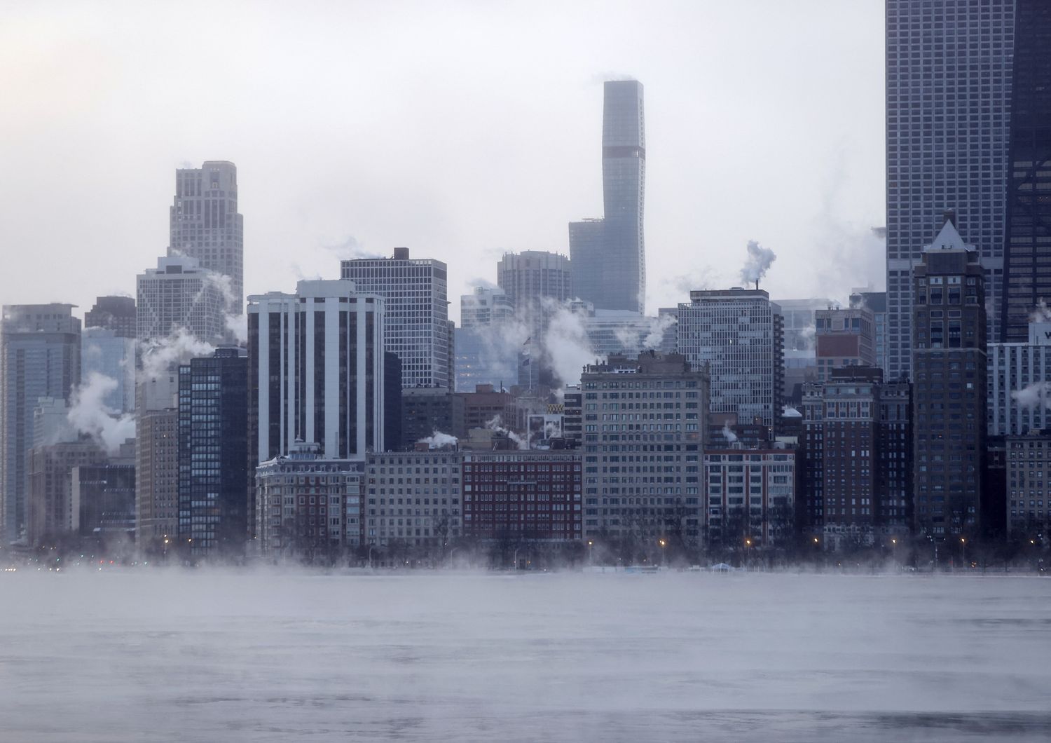 Nebbia che si alza dal lago Michigan (Chicago) all'alba del 23 dicembre, mentre le temperature hanno raggiunto i -21C&nbsp;