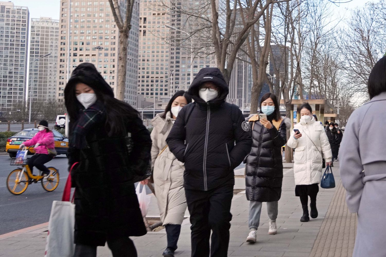 Persone in strada a Pechino&nbsp;