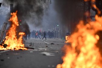 curdi in piazza scontri parigi polizia