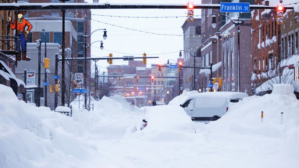 Le strade di Buffalo sommerse dalla neve