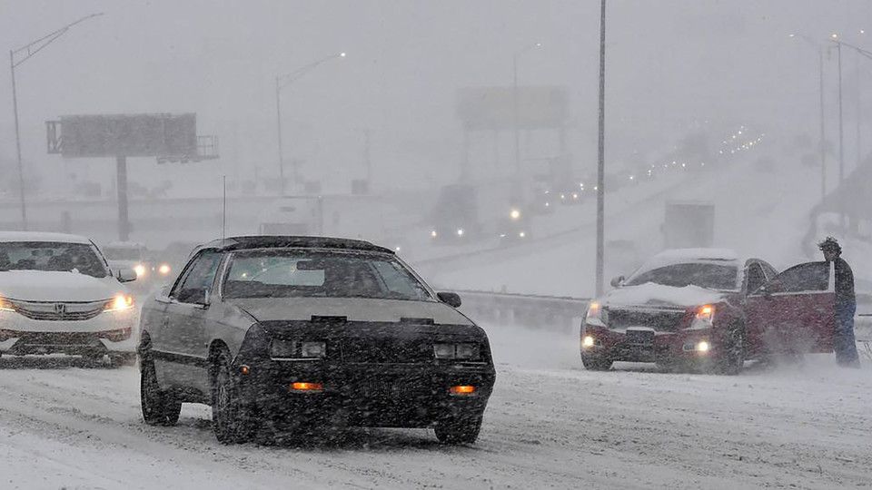 Automobilisti bloccati dalla tempesta a Kansas City