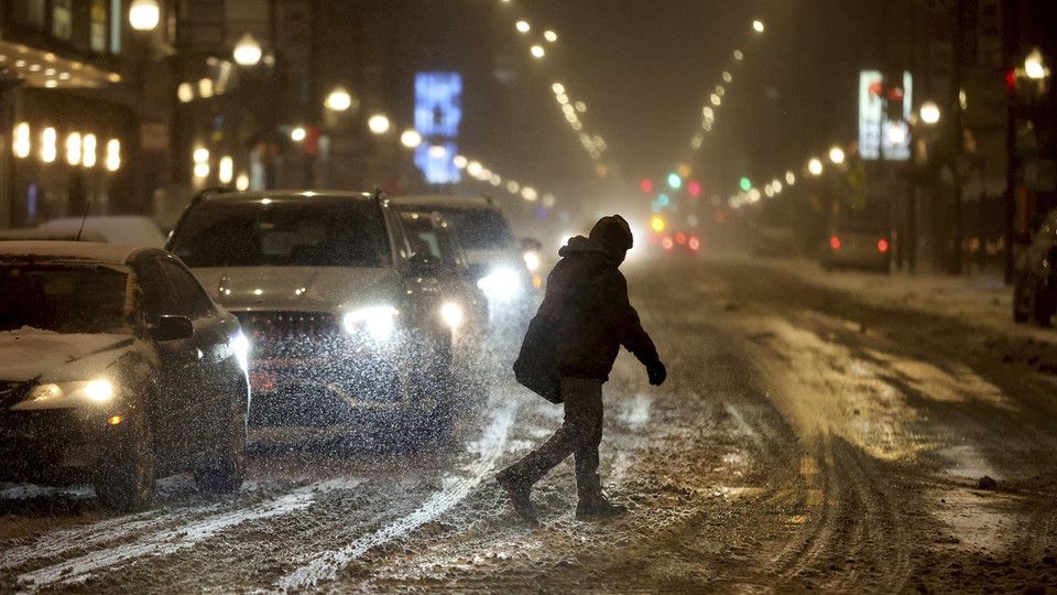 Automobilisti bloccati dalla neve a Chicago