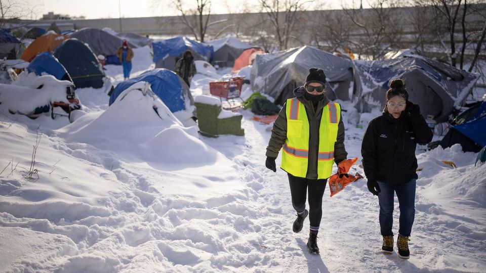 Volontari distribuiscono cibo e scaldamani in un rifugio di senzatetto a Minneapolis