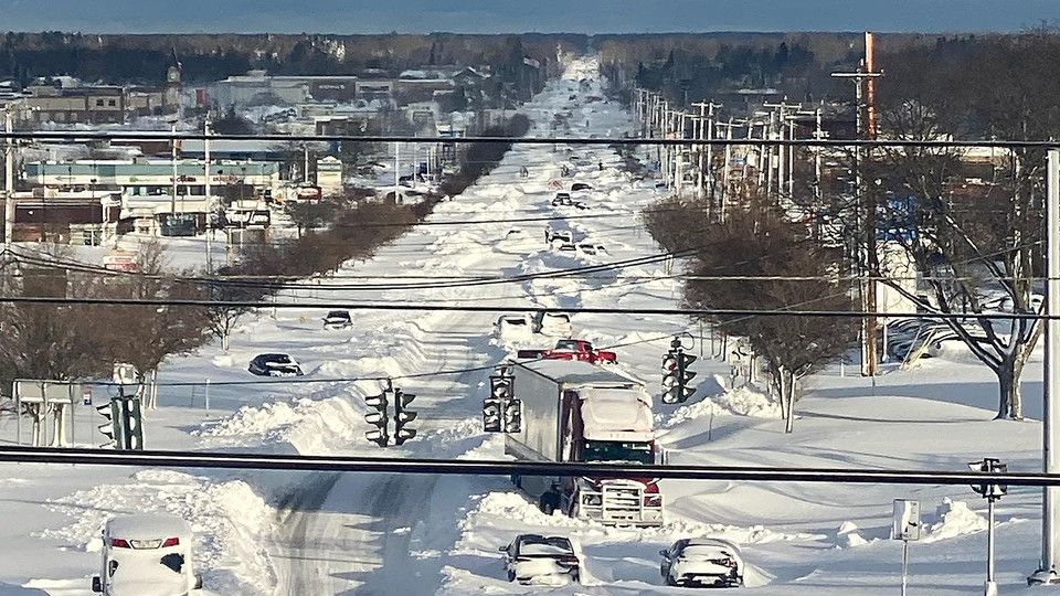 Contea di Erie, automobili sepolte nella neve vicino al cavalcavia di Sheridan Drive&nbsp;