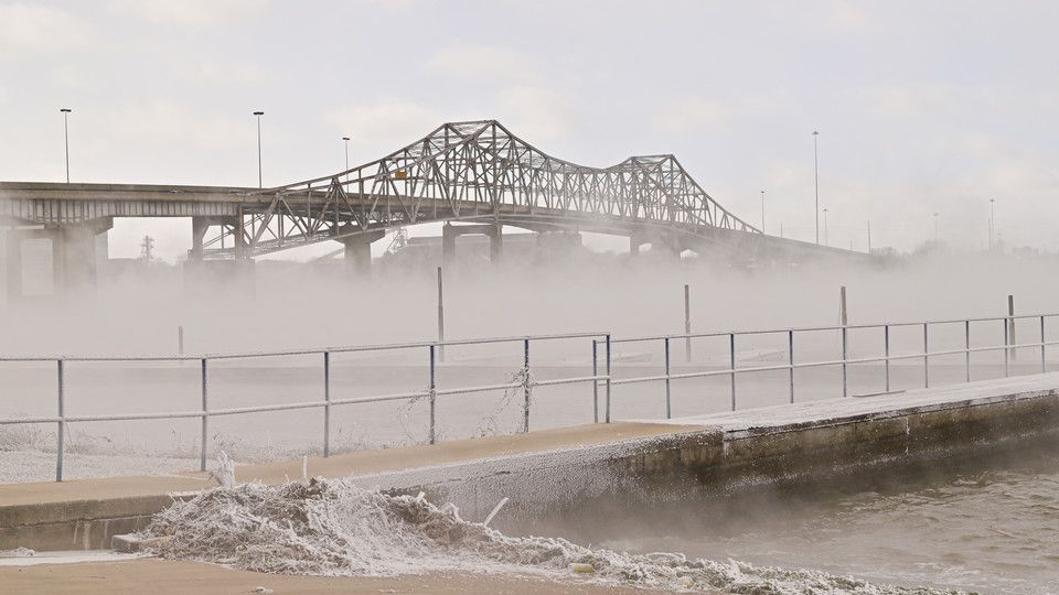 Il ponte di Decatur, in Alabama, flagellato dalla tempesta