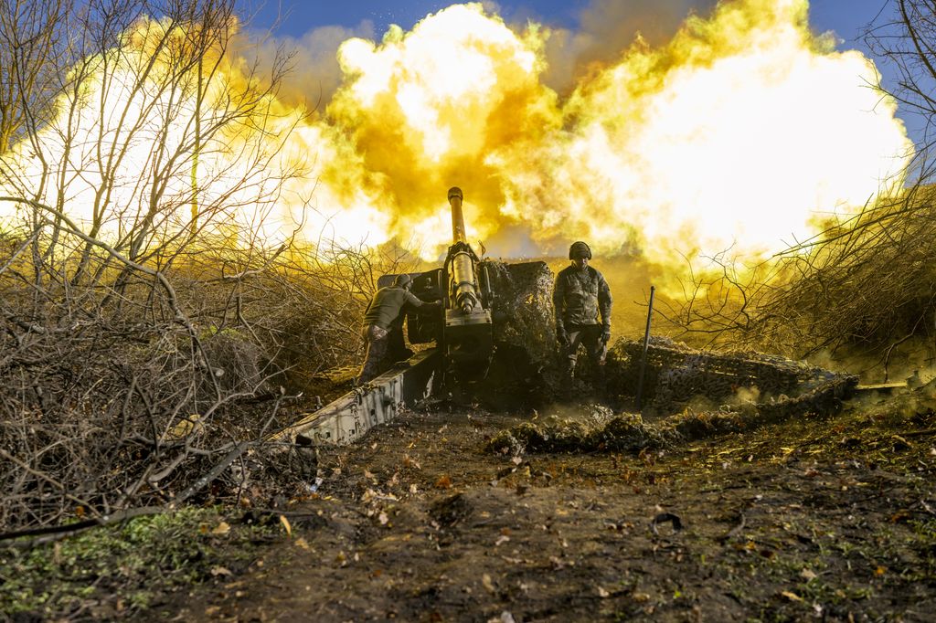 Un artigliere ucraino spara contro posizioni russe a Bakhmut durante la controffensiva di Kiev di fine anno