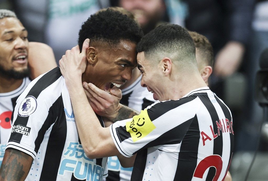 Joe Willock festeggia dopo aver segnato con Miguel Almiron&nbsp;