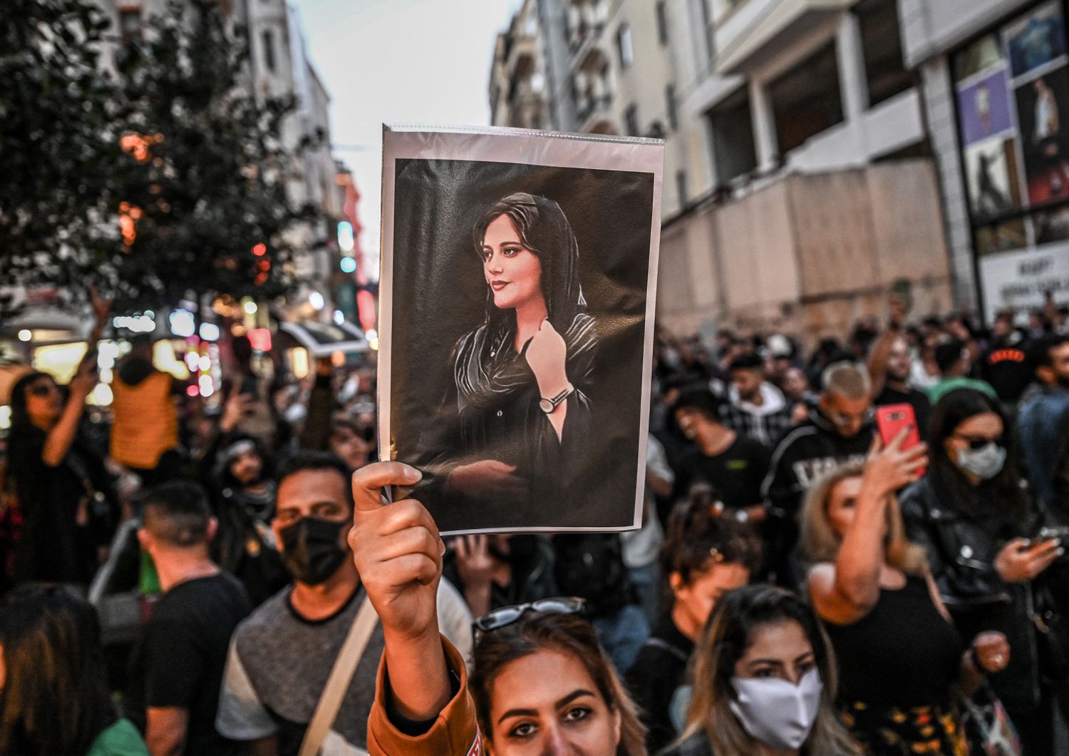 Il ritratto di Amina Mahsa portato dai manifestanti in Iran
