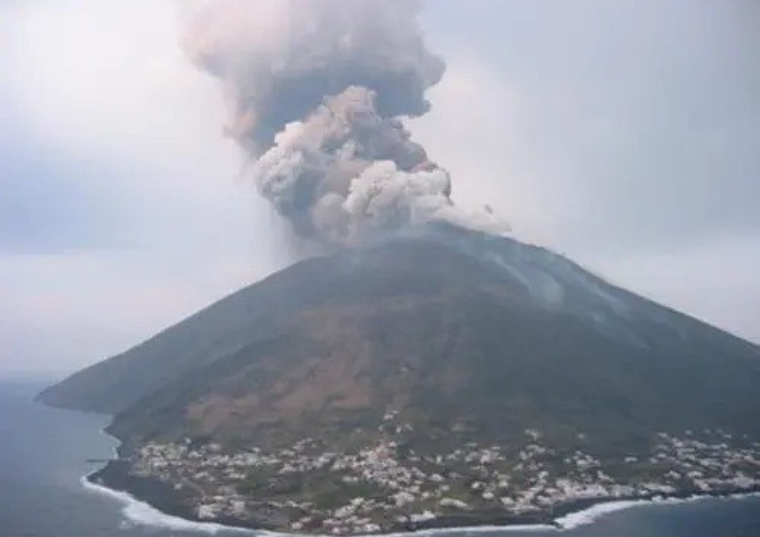 Parossismo dello Stromboli del 5 aprile 2003 ripreso dall&rsquo;elicottero