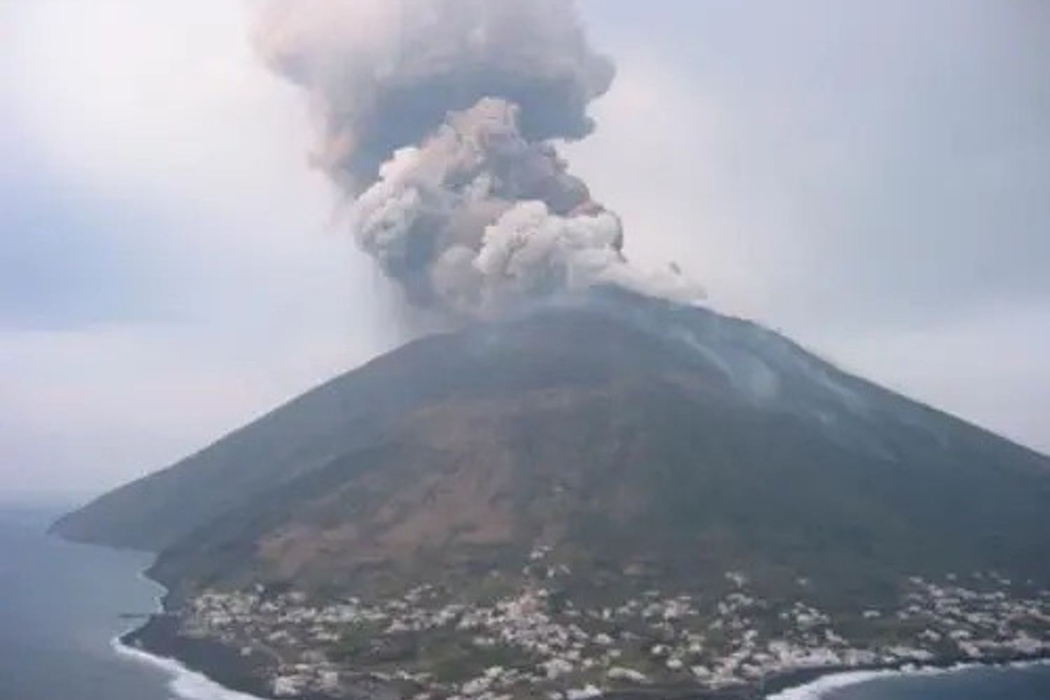 Parossismo dello Stromboli del 5 aprile 2003 ripreso dall&rsquo;elicottero