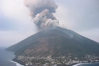 Parossismo dello Stromboli del 5 aprile 2003 ripreso dall&rsquo;elicottero