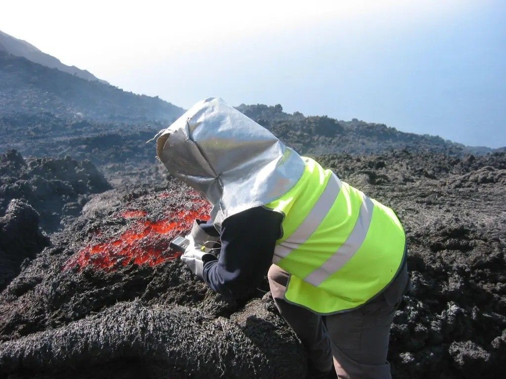 Campionamento della lava e misura della temperatura