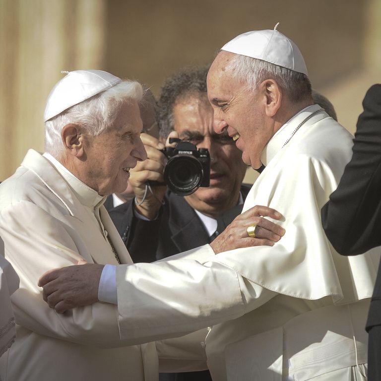 Il Papa emerito Benedetto XVI incontra papa Francesco