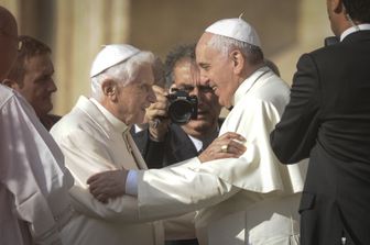 Il Papa emerito Benedetto XVI incontra papa Francesco