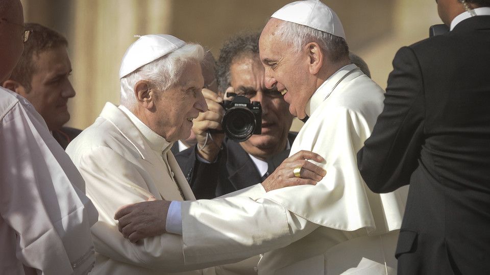 Il Papa emerito Benedetto XVI incontra papa Francesco