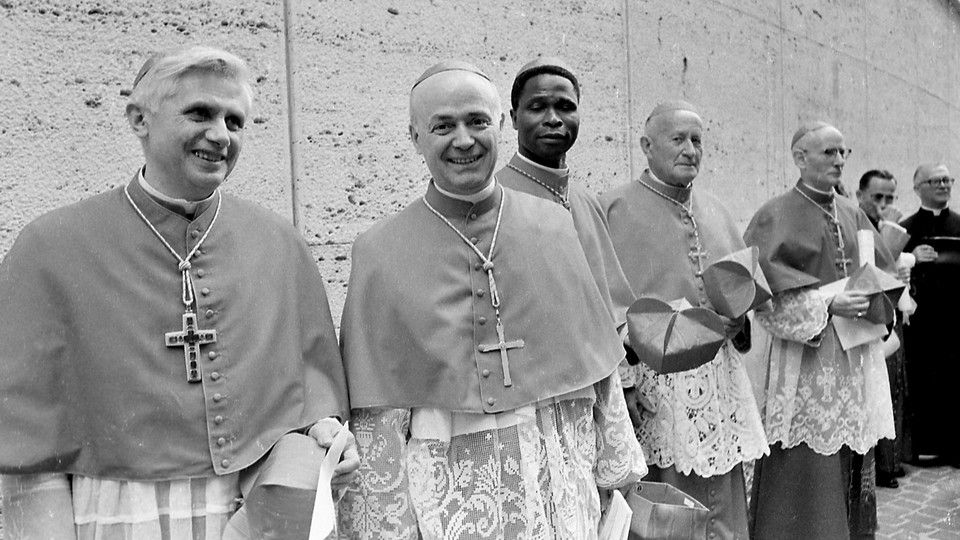 1977 Vaticano, cardinali durante il Concistoro. Nella foto Joseph Alois Ratzinger, Giovanni Benelli, Bernardin Gantin, Franti&scaron;ek Tomasek ARC 2260