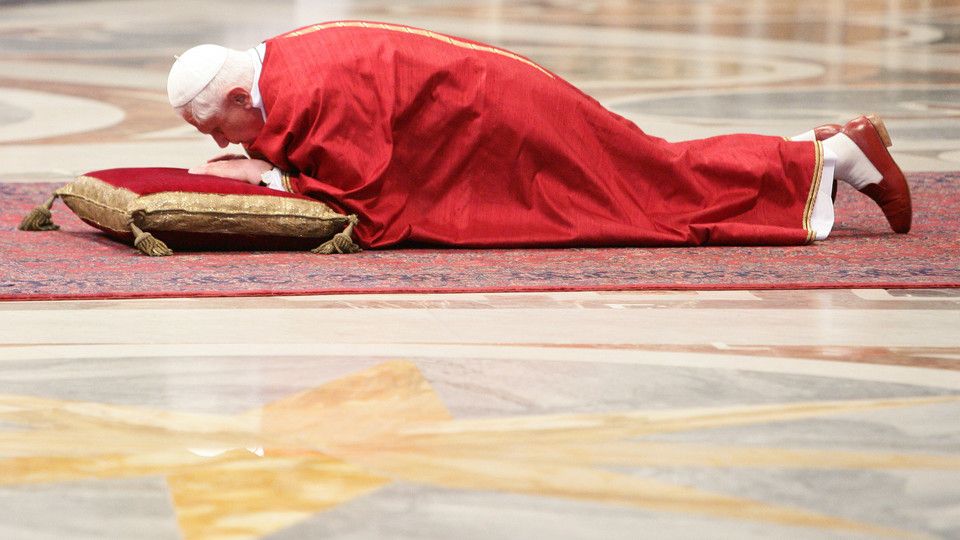 Benedetto XVI nella basilica di San Pietro