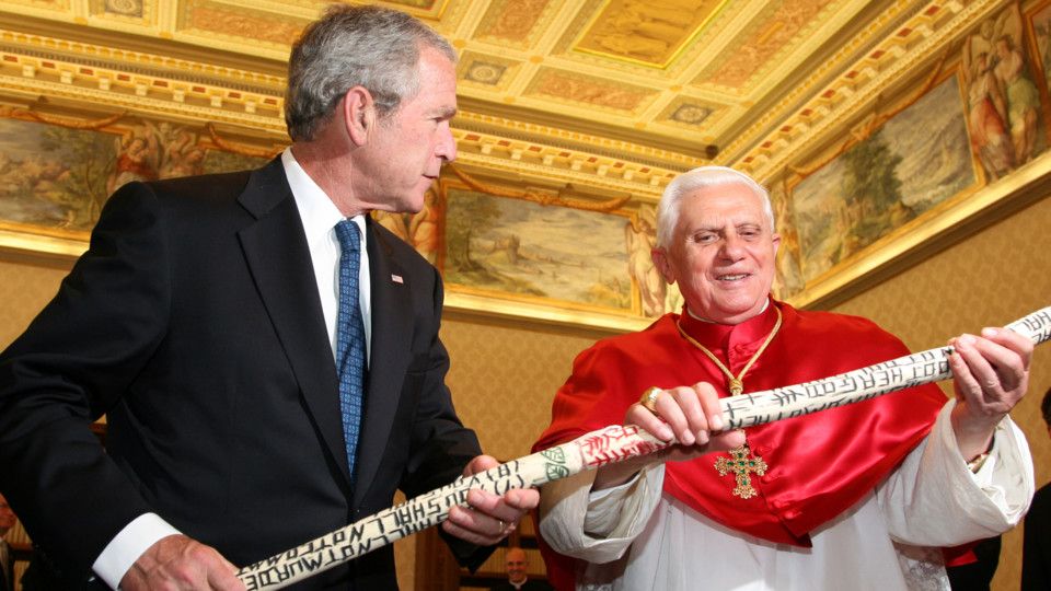 Papa Ratzinger insieme al presidente Bush