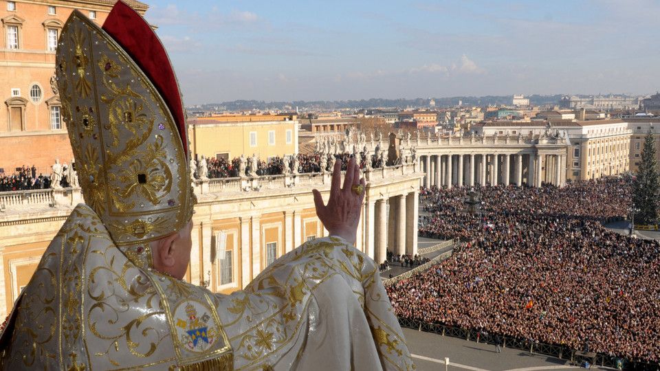 Papa Ratzinger, benedizione solenne
