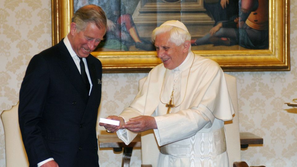 Papa Ratzinger insieme al principe (ora Re) Carlo