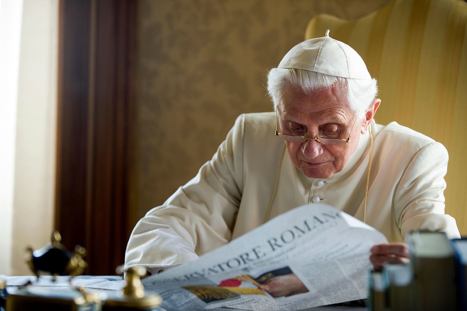 Papa Ratzinger legge l&rsquo;Osservatorio romano