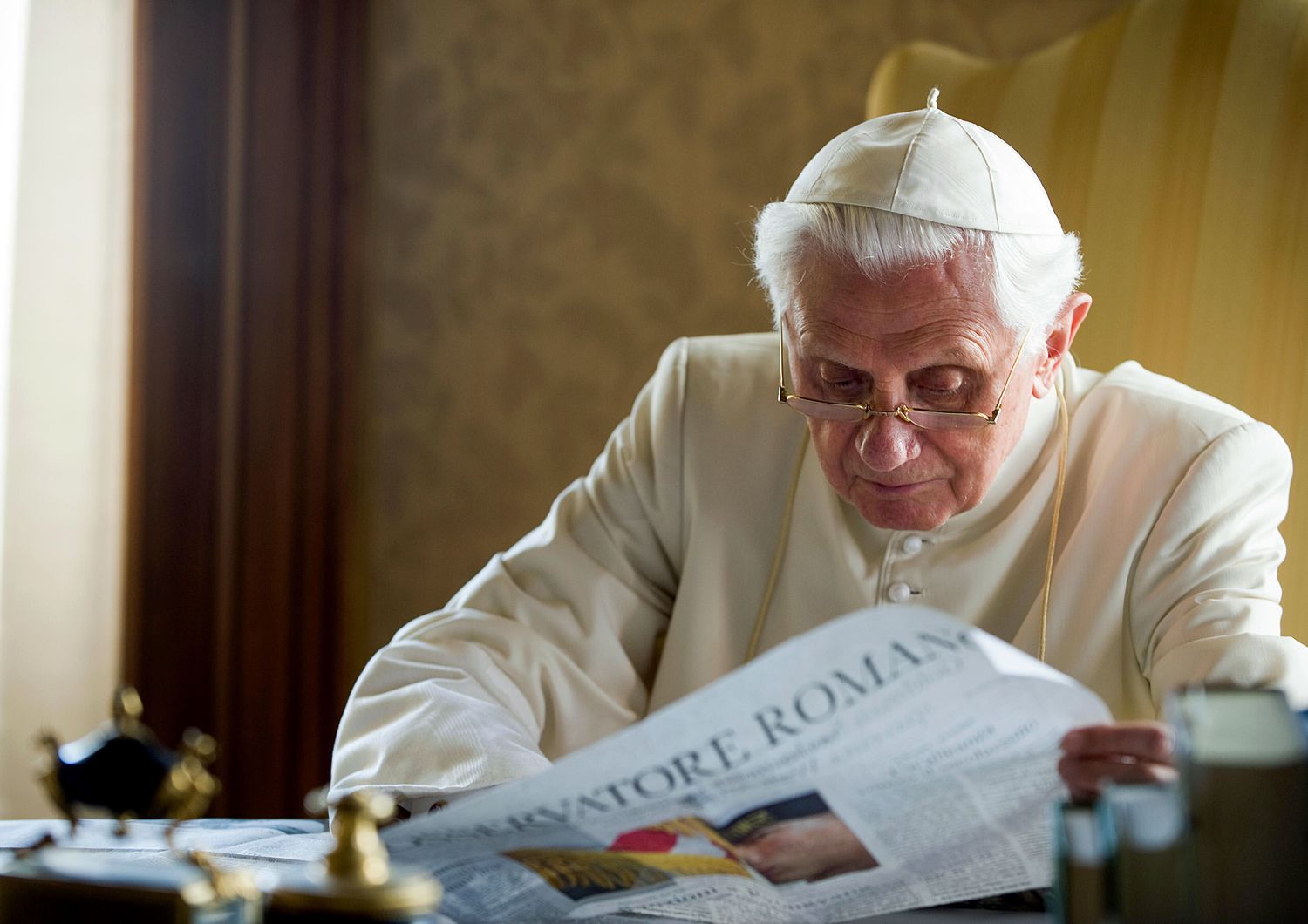 Papa Ratzinger legge l&rsquo;Osservatorio romano