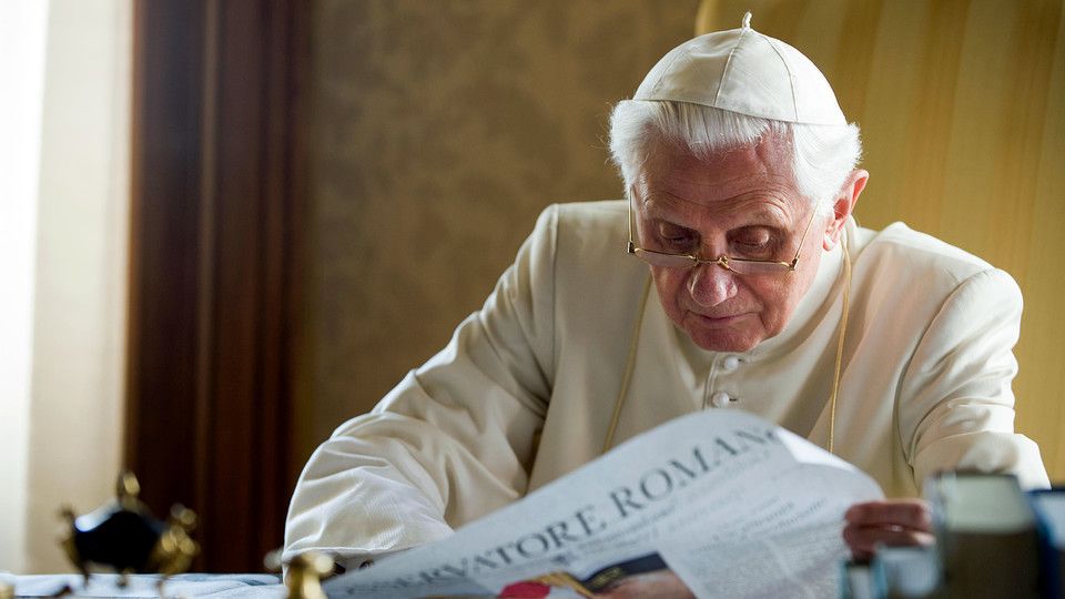 Papa Ratzinger legge l&rsquo;Osservatorio romano
