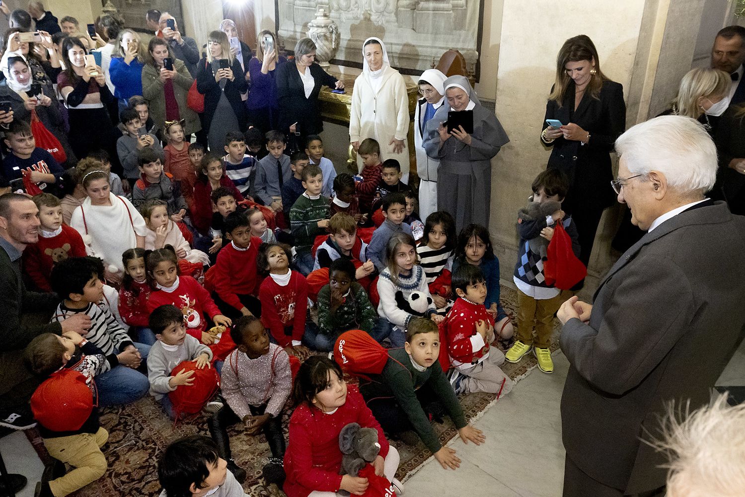 Mattarella riceve i bambini in un&rsquo;udienza speciale