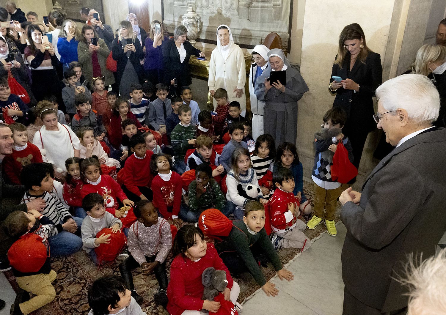Mattarella riceve i bambini in un&rsquo;udienza speciale