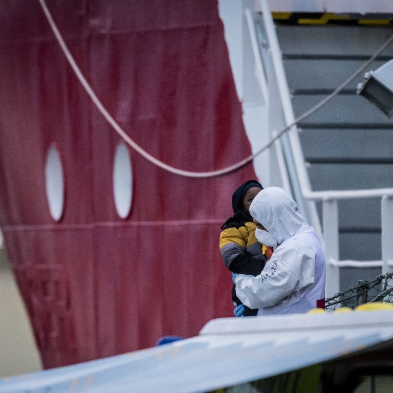 Sbarco di 142 migranti dalla nave Life Support di Emergency