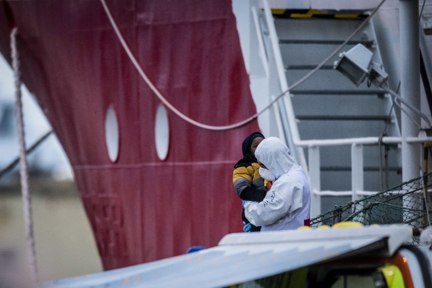 Sbarco di 142 migranti dalla nave Life Support di Emergency