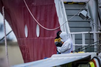 Sbarco di 142 migranti dalla nave Life Support di Emergency