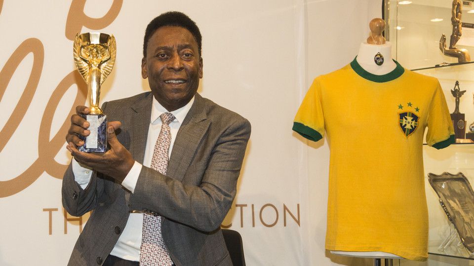 Pel&eacute; tiene in mano la sua copia del Trofeo Jules Rimet